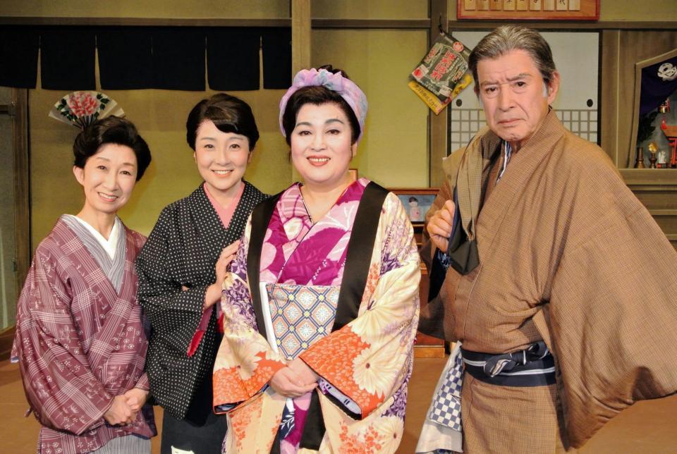 主演舞台に向けてダイエットに成功した渡辺えり（左から３人目）＝東京・三越劇場