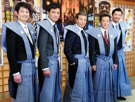 　恒例の節分会に出席した（左から）宮下裕治、徳重聡、舘ひろし、神田正輝、金児憲史＝神奈川県・鶴見の総持寺