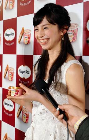 アイスを手に笑顔を見せる中条あやみ＝東京・ベクトルラウンジ