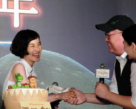 ピーター・ソーン監督（右）から握手される安田成美＝東京・神谷町