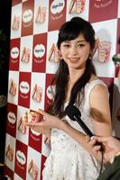 アイスを手に笑顔を見せる中条あやみ＝東京・ベクトルラウンジ