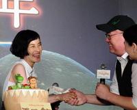 ピーター・ソーン監督（右）から握手される安田成美＝東京・神谷町