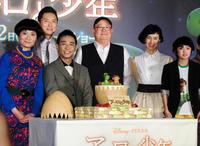 会見した（左から）片桐はいり、松重豊、八嶋智人、ピーター・ソーン監督、安田成美、石川樹＝東京・神谷町