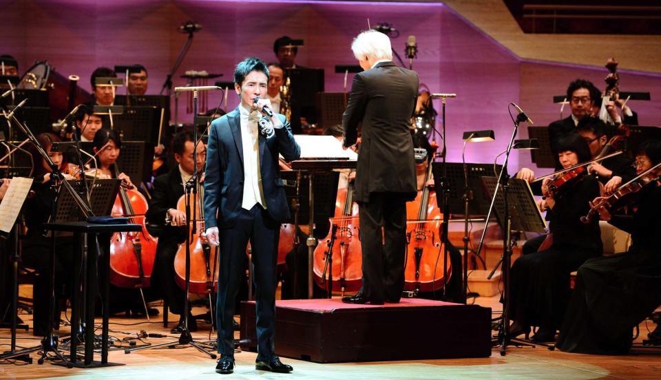 　オーケストラをバックにライブを行う郷ひろみ＝赤坂・サントリーホール（撮影・三好信也）