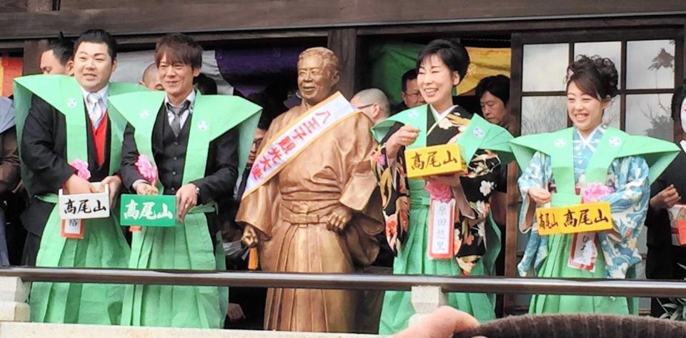 　北島三郎の銅像（中央）とともに豆まきを行った（左から）大江裕、北山たけし、原田悠里、山口ひろみ＝東京・高尾山薬王院