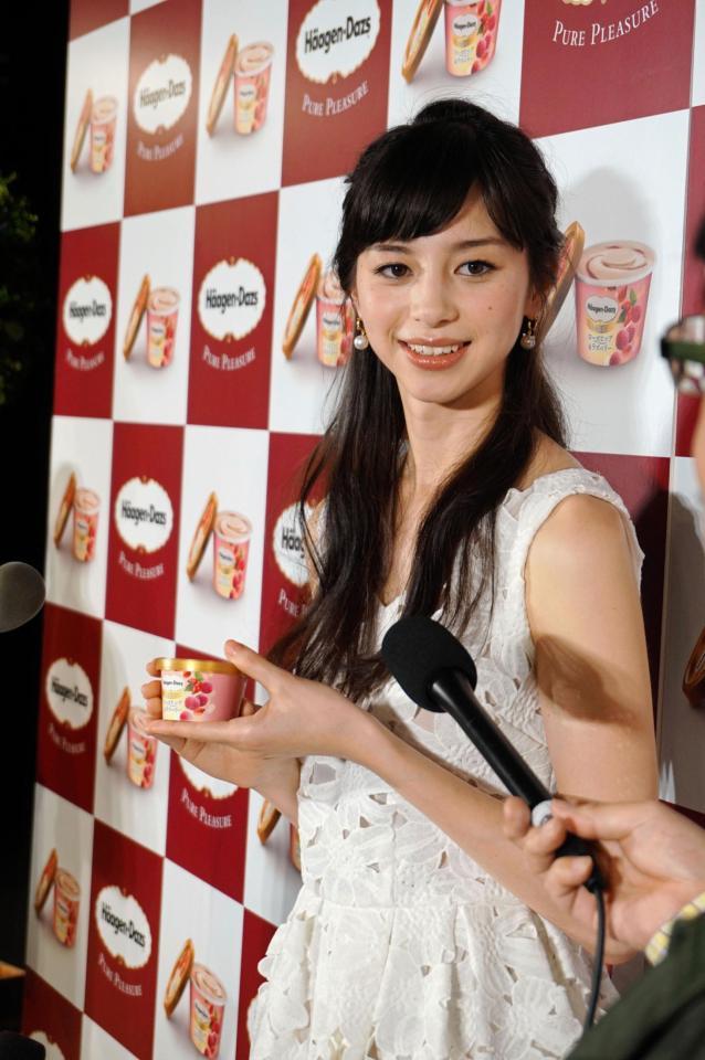 アイスを手に笑顔を見せる中条あやみ＝東京・ベクトルラウンジ