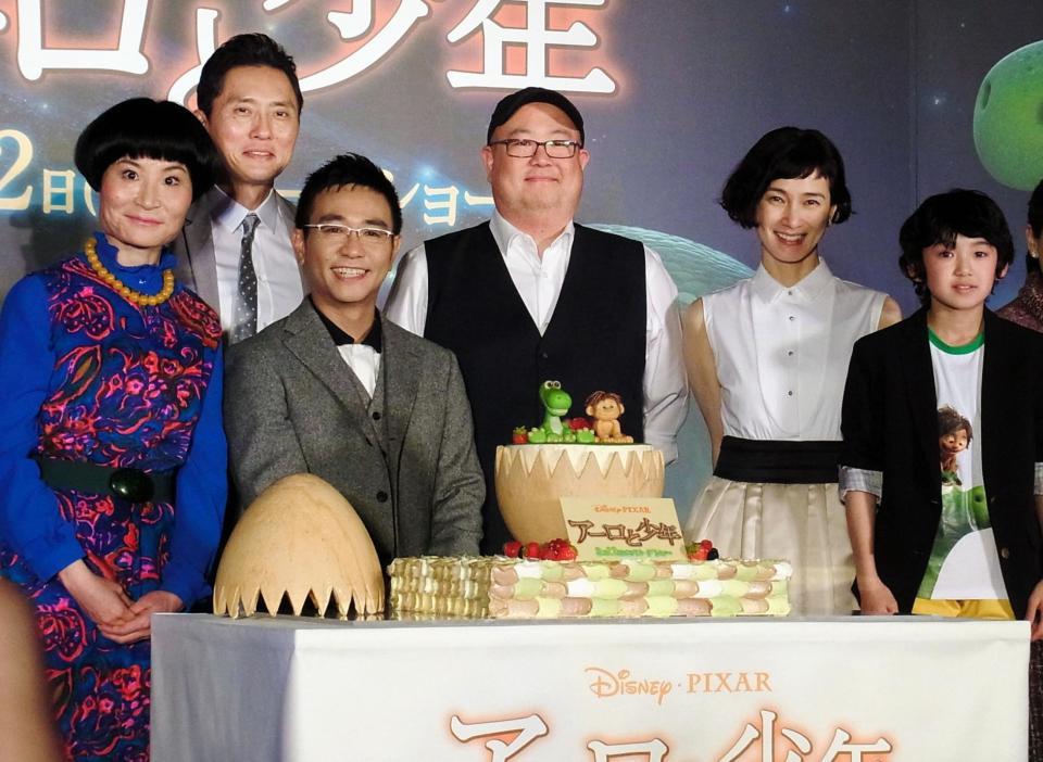 会見した（左から）片桐はいり、松重豊、八嶋智人、ピーター・ソーン監督、安田成美、石川樹＝東京・神谷町