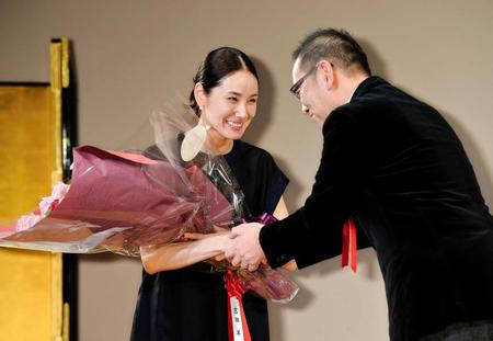 祝福の花束を受け取る吉田羊（左）＝新宿京王プラザホテル