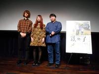 映画「鉄の子」の特別試写会に登場した（左から）ＧＬＩＭ　ＳＰＡＮＫＹの亀本寛貴と松尾レミ、福山功起監督＝東京・飯田橋の神楽座