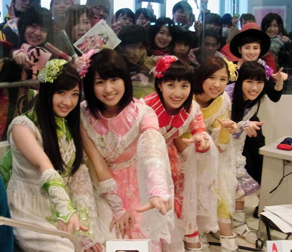 ももいろクローバーＺの有安杏果、佐々木彩夏、百田夏菜子、玉井詩織、高木れにとＭＣのホラン千秋（左から）＝東京・渋谷スペイン坂スタジオ