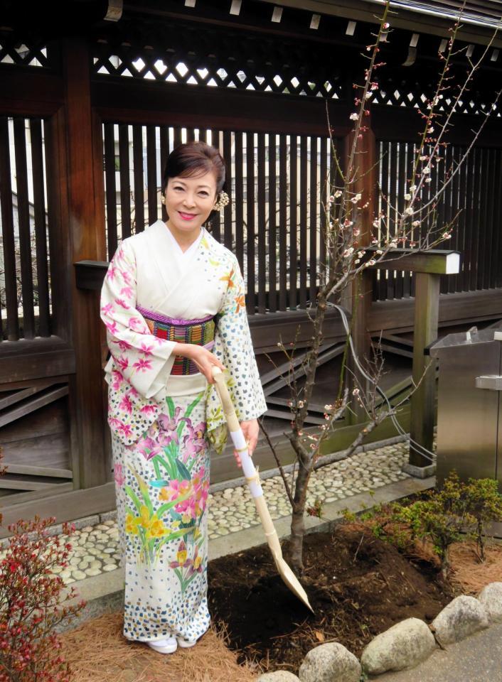 梅の木を植樹した岡ゆう子＝東京・湯島天神