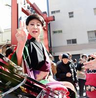 人力車に乗って新曲をＰＲする美川憲一＝浅草（撮影・三好信也）