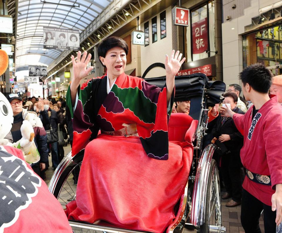 人力車に乗って浅草で新曲をＰＲする美川憲一＝浅草（撮影・三好信也）