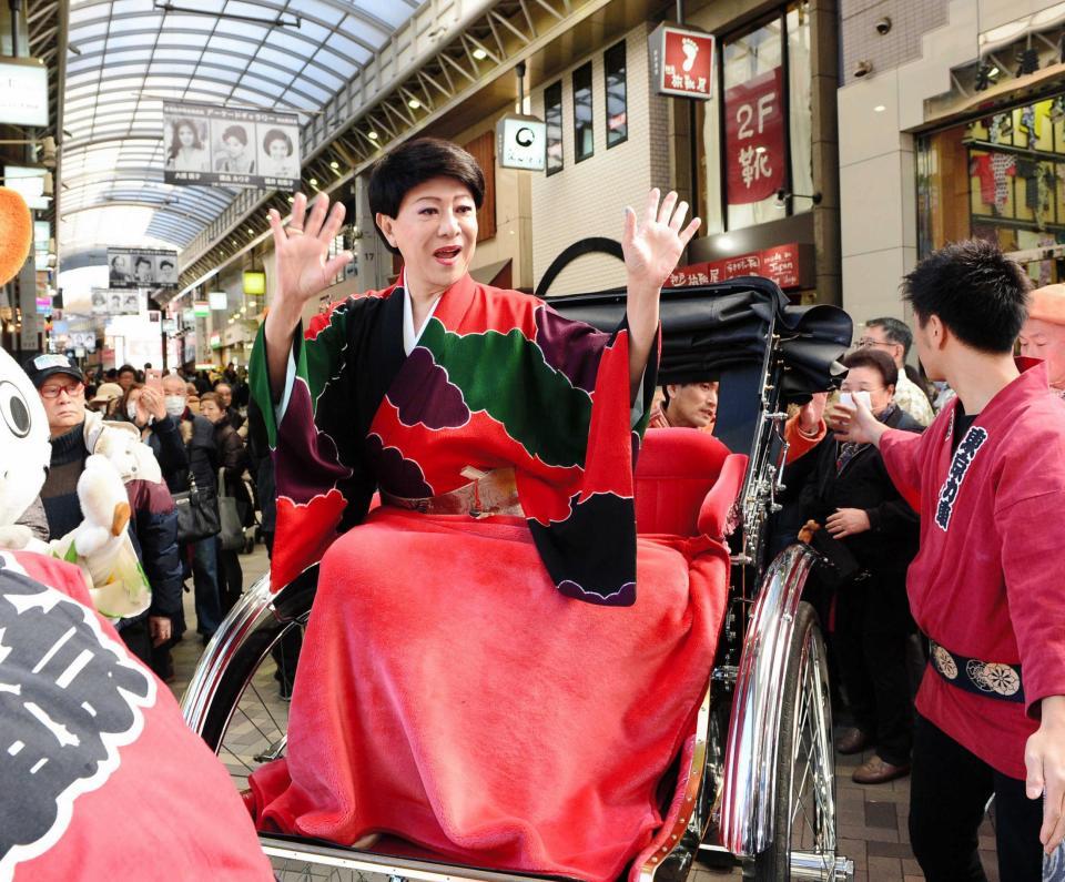 　人力車に乗って新曲をＰＲする美川憲一＝浅草（撮影・三好信也）