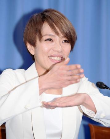 手話で出馬への決意を表明する今井絵理子＝自民党本部