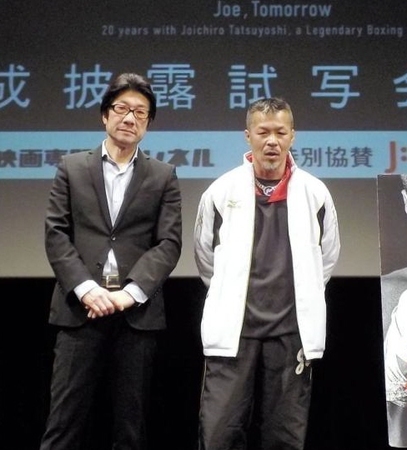 「ジョーのあした」完成披露試写会で登壇した辰吉（右）と阪本監督＝大阪市内