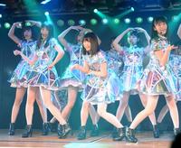 チームＡ新公演のリハーサルでダンスを披露する横山由依（中央）らＡＫＢ４８チームＡ＝東京・ＡＫＢ４８劇場（撮影・開出牧）