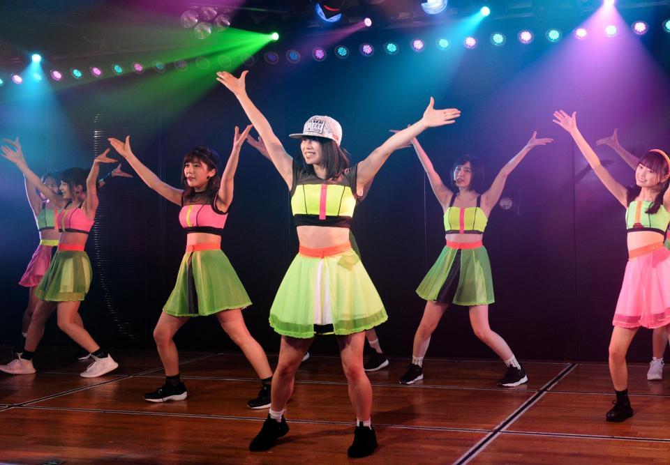 ＡＫＢ４８チームＡ新公演のリハーサルで軽快なダンスを披露する横山由依（中央）らメンバー＝東京・ＡＫＢ４８劇場