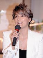 記者会見で笑顔を見せる梅宮アンナ＝東京・八芳園（撮影・開出牧）