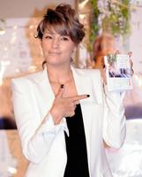 自著を手にポーズを決める梅宮アンナ＝東京・八芳園（撮影・開出牧）