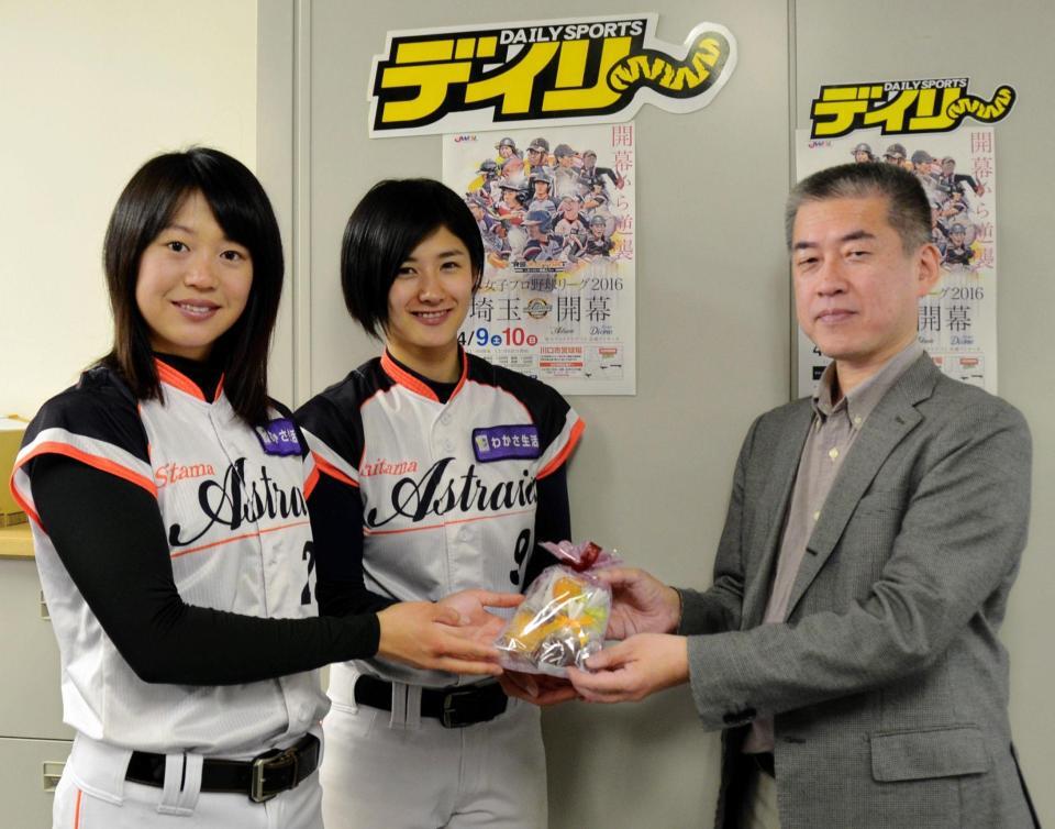 デイリースポーツを訪れ、男性社員にひと足早いバレンタインチョコをプレゼントした埼玉アストライアの川端友紀内野手、加藤優外野手（左から）