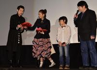 夫婦役を務めた裵ジョンミョンにチョコを贈る田畑智子＝角川シネマ新宿
