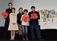 「鉄の子」初日あいさつを行った（左から）裵ジョンミョン、舞優、田畑智子、佐藤大志、福山功起監督＝角川シネマ新宿