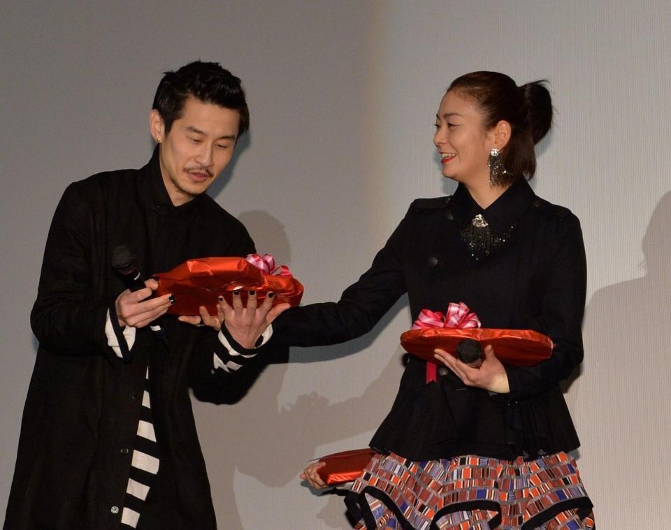夫婦役を務めた裵ジョンミョンにチョコを贈る田畑智子＝角川シネマ新宿
