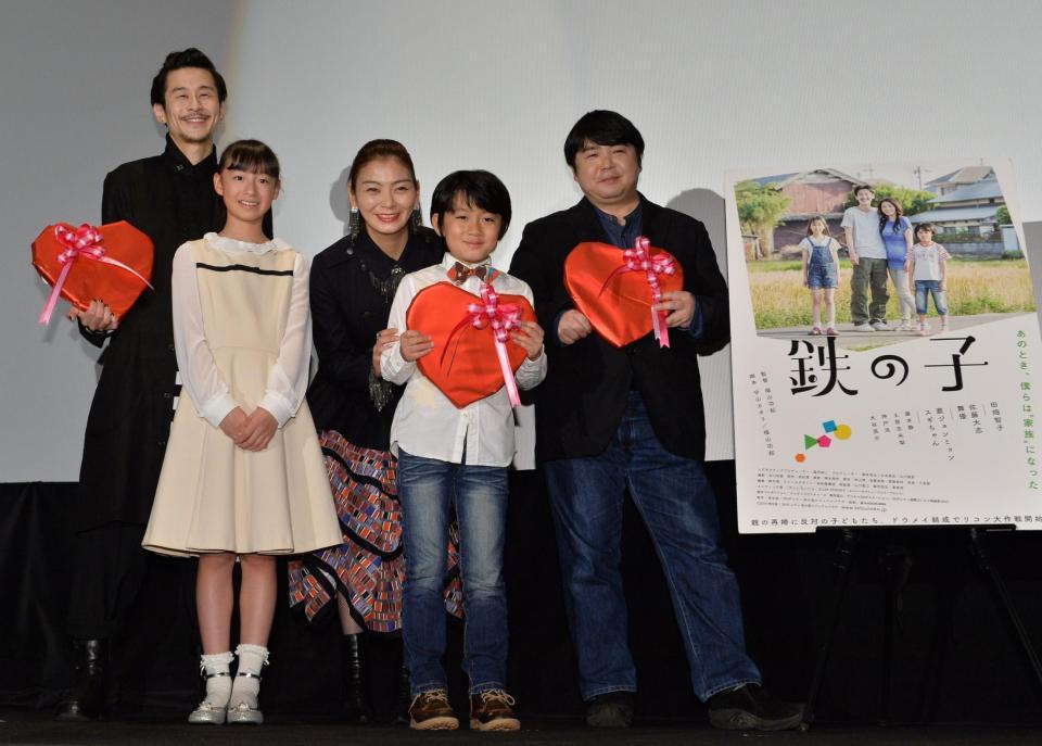 「鉄の子」初日あいさつを行った（左から）裵ジョンミョン、舞優、田畑智子、佐藤大志、福山功起監督＝角川シネマ新宿
