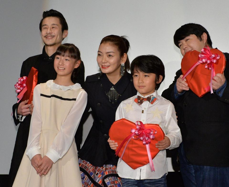 「鉄の子」初日あいさつを行った（左から）裵ジョンミョン、舞優、田畑智子、佐藤大志、福山功起監督＝角川シネマ新宿