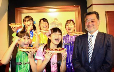 たこやき配布イベントに登場した川藤幸三氏（右端）と、たこやきレインボー＝大阪市内