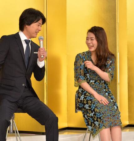 「とと姉ちゃん」出演者発表会見で笑顔の唐沢寿明と高畑充希＝ＮＨＫ（撮影・田村亮介）