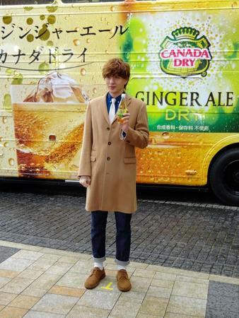 「カナダドライ　ゴールデンバス」の出発式を行った城田優＝東京・六本木