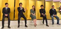 「とと姉ちゃん」出演者発表会見で笑顔の（左から）伊藤淳史、唐沢寿明、高畑充希、及川光博、山口智充＝ＮＨＫ（撮影・田村亮介）