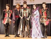 信長姿をお披露目した龍真咲（中央）と（左から）共演者の美弥るりか、珠城りょう、愛希れいか、凪七瑠海第一ホテル東京