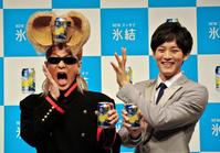 綾小路翔（左）のリーゼントを“念力”で割った松坂桃李＝東京・表参道