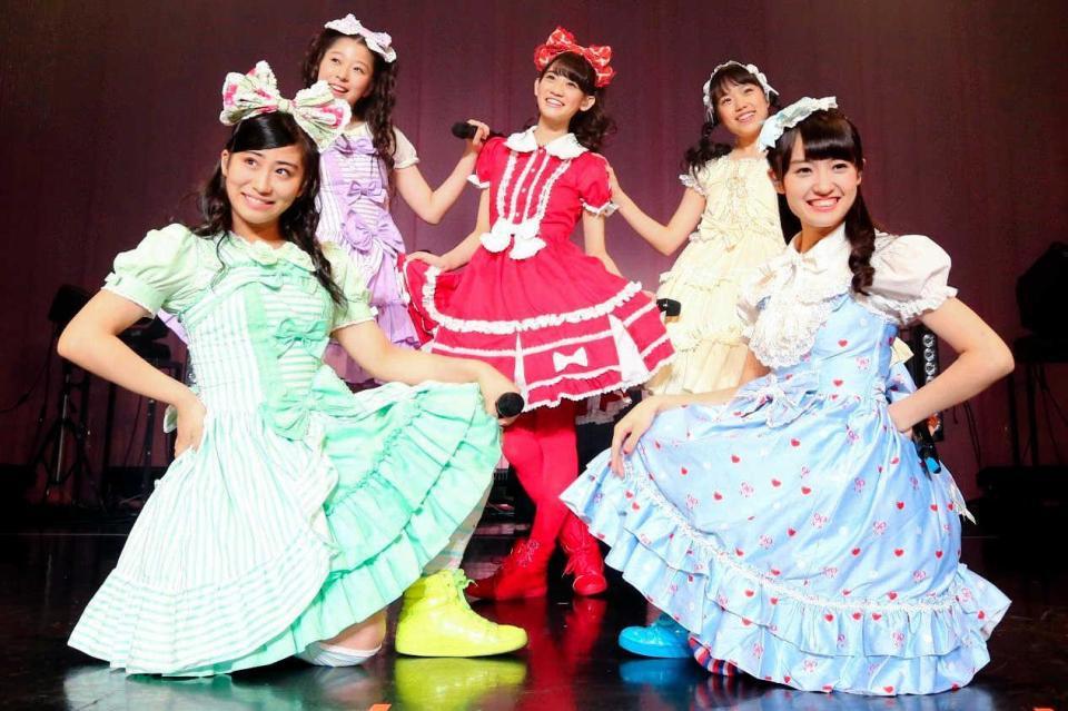 　日本ガイシホール公演が決まり、喜ぶチームしゃちほこの（左から）坂本遥奈、大黒柚姫、秋本帆華、伊藤千由李、咲良菜緒＝Ｚｅｐｐダイバーシティ