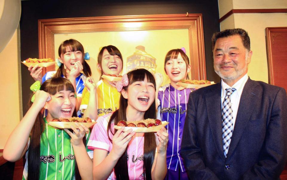 　たこやき配布イベントに登場した川藤幸三氏（右端）と、たこやきレインボー＝大阪市内