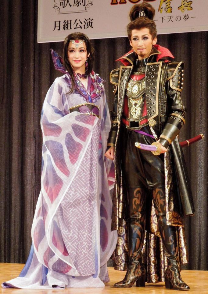 信長姿をお披露目した龍真咲（右）と愛希れいか第一ホテル東京