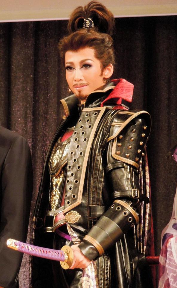 信長姿をお披露目した龍真咲第一ホテル東京