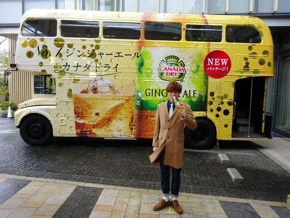 「カナダドライ　ゴールデンバス」の出発式を行った城田優＝東京・六本木