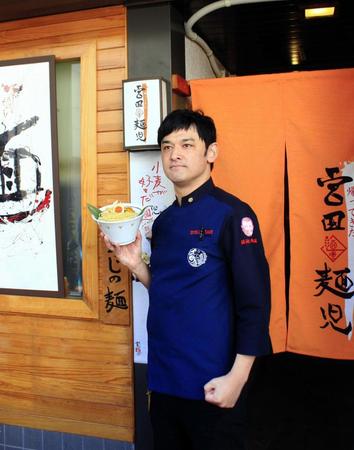 つけ麺店「帰ってきた　宮田麺児」を開店するシャンプーハット・てつじ＝大阪市中央区