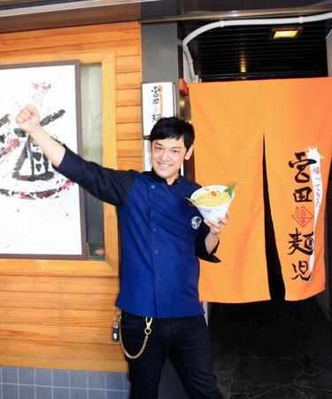 つけ麺店「帰ってきた　宮田麺児」を開店するシャンプーハット・てつじ＝大阪市中央区