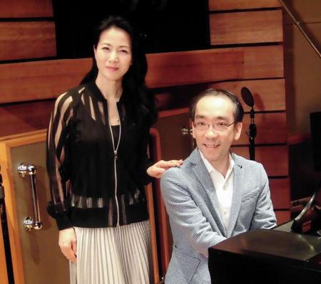３０周年記念曲の公開レコーディングを、新垣隆氏（右）と行った坂本冬美＝都内