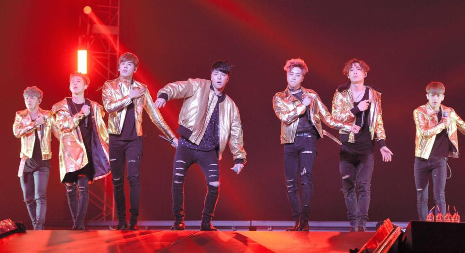 　パワフルなステージを披露したｉＫＯＮの（左から）ドンヒョク、Ｂ．Ｉ、チャヌ、ジュネ、ジナン、ＢＯＢＢＹ、ユニョン＝日本武道館