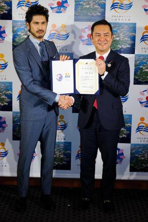 鈴木英敬三重県知事（右）から任命証書を渡された平井堅