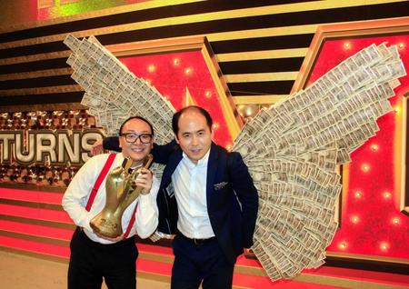 　Ｍ－１優勝賞金を、１万円札が１０００枚張られた「天使の羽根」で授与されたトレンディエンジェルの斎藤司（右）と、たかし