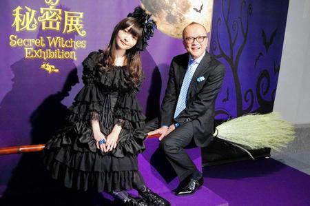 　内覧会に登場した上坂すみれ（左）と山田五郎氏＝ラフォーレミュージアム原宿