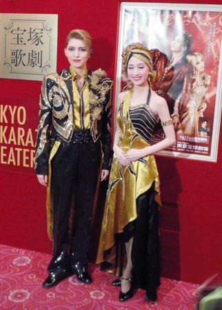 　公演初日を迎え会見した宝塚歌劇団宙組トップの朝夏まなと（左）と実咲凜音＝東京宝塚劇場