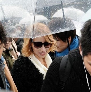 関係者に守られながら、スタジオ入りする加藤紗里（中）＝東京・ＪＲ原宿駅前（撮影・西岡正）